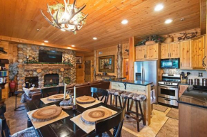 Rustic 2BR Condo with Private Hot Tub and Ski Views Park City